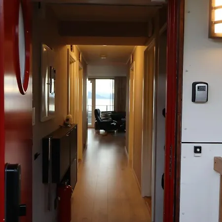 Modern On Kvaloya 트롬쇠