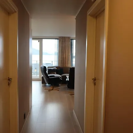 Modern On Kvaloya 트롬쇠